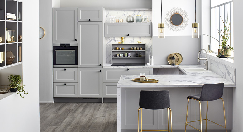 cuisine grise avec credence en marbre blanc et gris