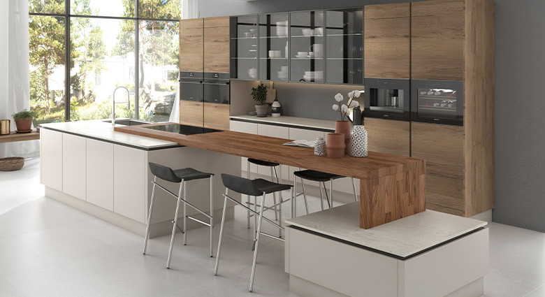 grande cuisine bois et blanc moderne avec ilot central