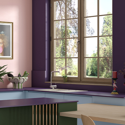 plan de travail violet assorti mur cuisine