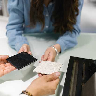 cliente et concepteur en magasin