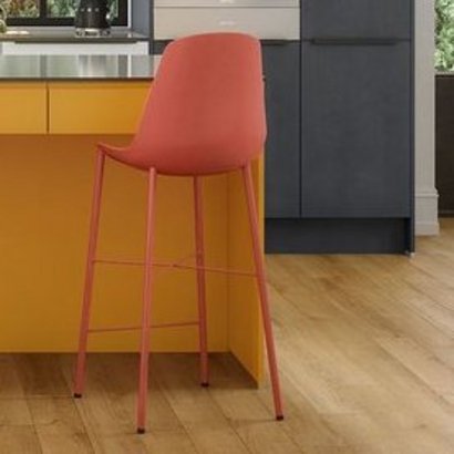 cuisine john et ses chaises de bar couleur orange