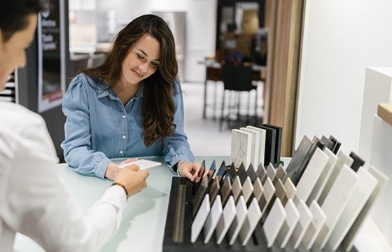 cliente et concepteur en magasin