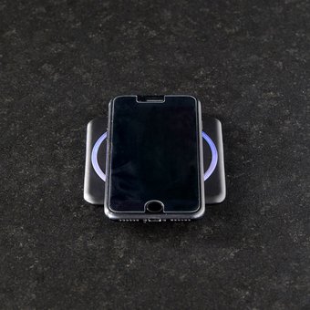 Chargeur à induction smartphone dans plan de travail cuisine
