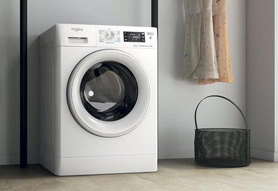 Installer un lave-linge encastré sous un plan de travail de cuisine