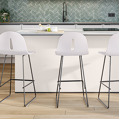 cuisine nueva et son ilot central bleu vert