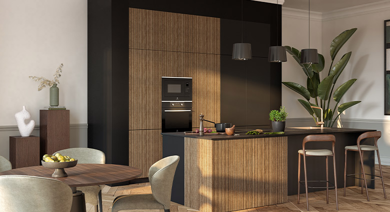 L'Élégance du Noir et du Bois Cannelé dans un Cadre Haussmannien