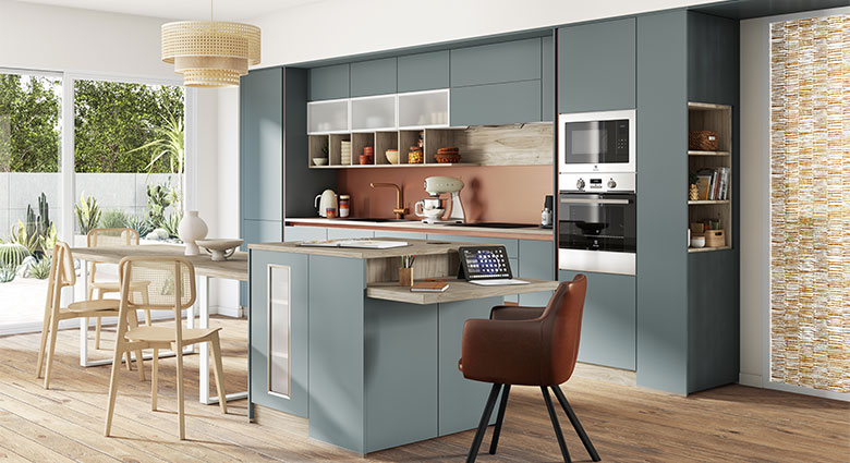 Suspension en Rotin Tressé dans une Cuisine Tendance Bleu Gris et Cuivre