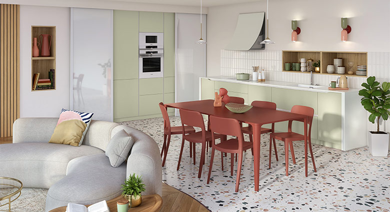 Cuisine ouverte avec crédence blanche minimaliste.