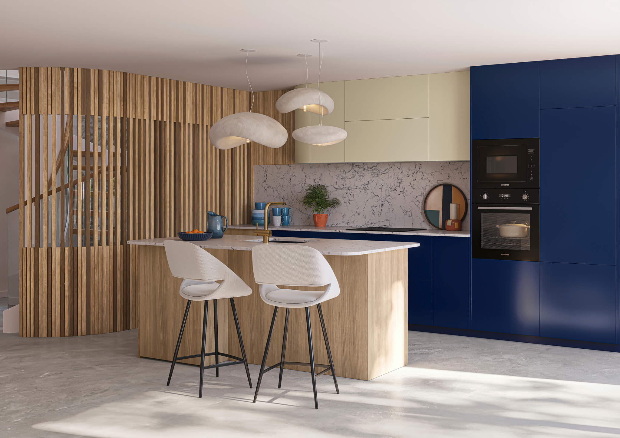 La façade bleu marine et crème des armoires