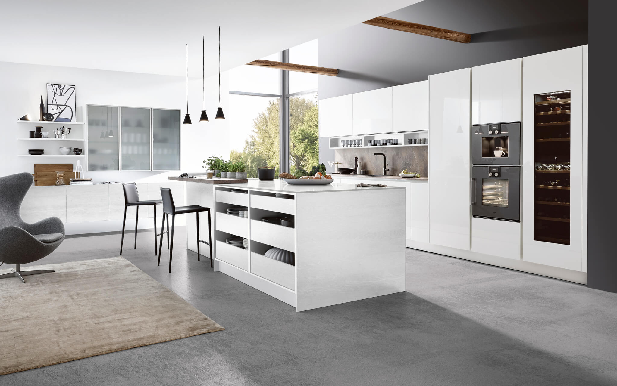 Cette cuisine épurée présente un grand îlot central